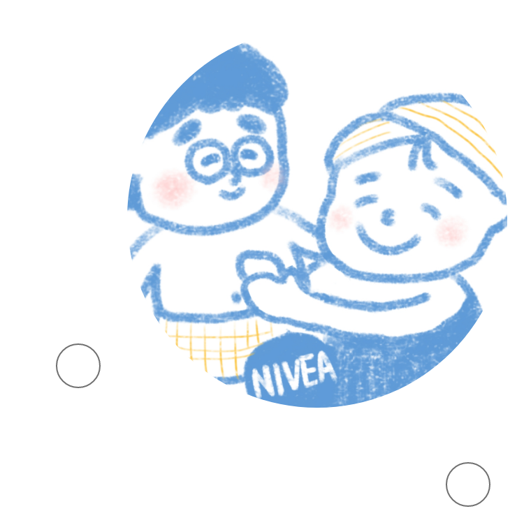 お母さんにニベアを塗ってもらっている男の子